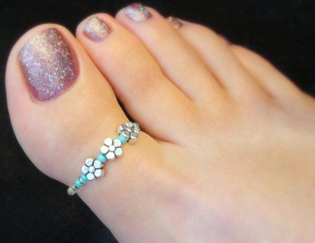 Anklets and Toe Rings: Should Men Wear Toe Rings in the Winter?